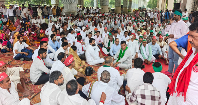 किसानों का प्राधिकरण पर सातवें दिन भी धरना, 21 को बंद कराने का ऐलान